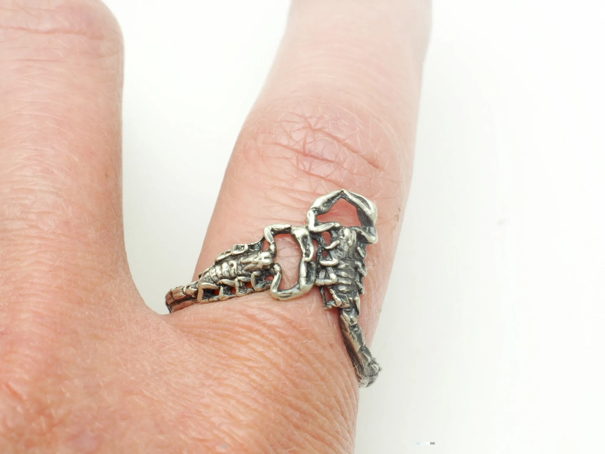 Scorpion apex ring gold